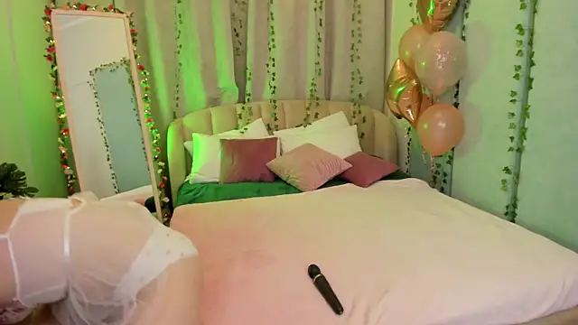 Love is Lola online show from March 1, 1:11 am