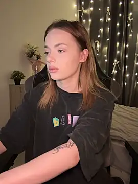 Snapshot of _MayShy_ chatting on December 15, 5:10 pm MayShy online show from December 15, 5:10 pm