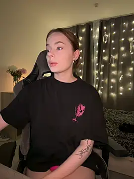 Snapshot of _MayShy_ chatting on December 17, 8:10 pm MayShy online show from December 17, 8:10 pm