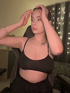 Snapshot of _MayShy_ chatting on December 18, 8:25 pm MayShy online show from December 18, 8:25 pm