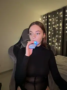 Snapshot of _MayShy_ chatting on January 6, 10:15 pm MayShy online show from January 6, 10:15 pm