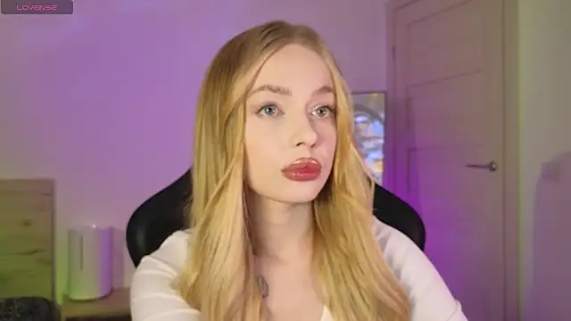 Snapshot of _MayShy_ chatting on March 15, 7:05 pm MayShy online show from March 15, 7:05 pm