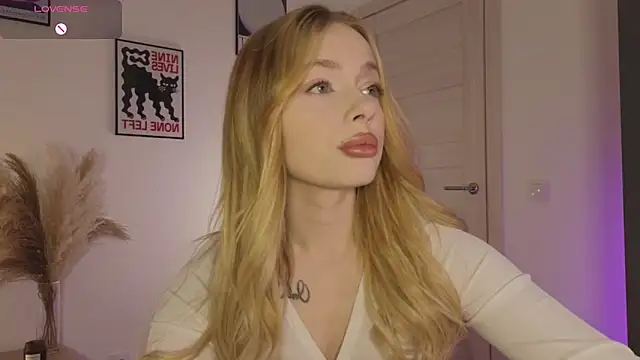 Snapshot of _MayShy_ chatting on March 19, 2:35 pm MayShy online show from March 19, 2:35 pm