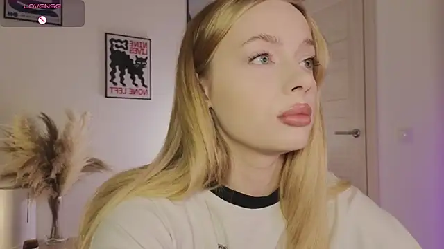 Snapshot of _MayShy_ chatting on March 20, 5:58 pm MayShy online show from March 20, 5:58 pm