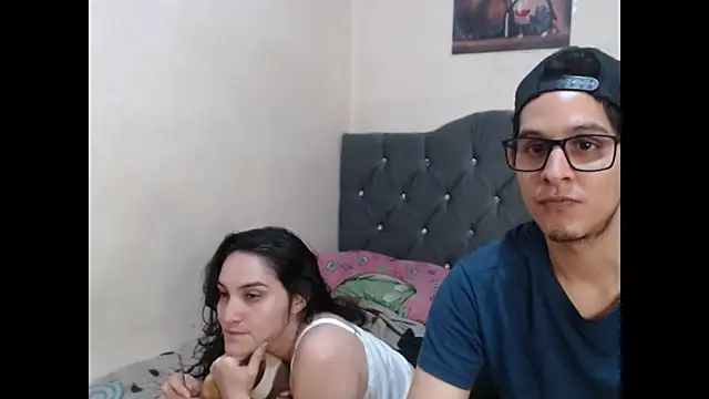 Snapshot of blackwolf_whitebee chatting on December 8, 4:25 am blackwolf whitebee online show from December 8, 4:25 am