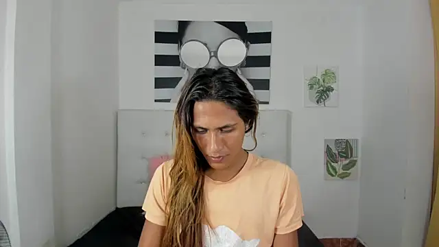 Snapshot of Brisahott chatting on October 22, 1:28 am Brisahott online show from October 22, 1:28 am