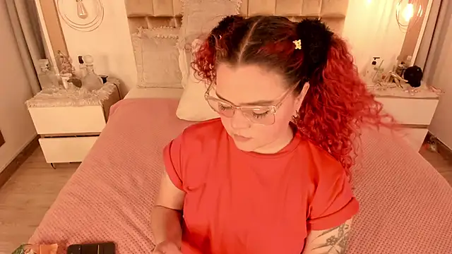 Twwiiggy online show from February 7, 8:10 pm