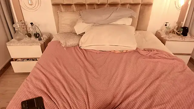 Twwiiggy online show from February 11, 2:14 am