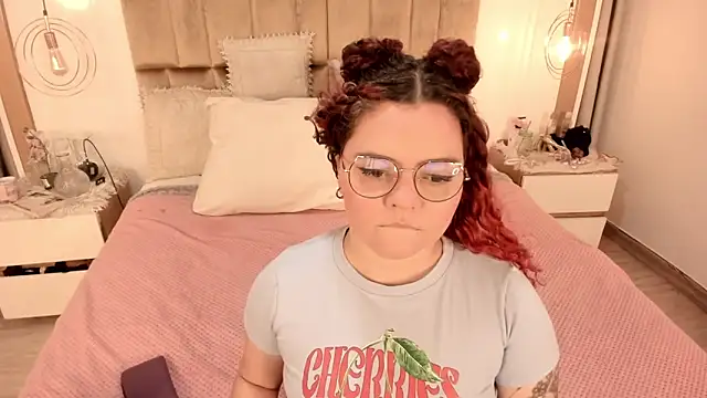 Twwiiggy online show from February 13, 8:03 pm