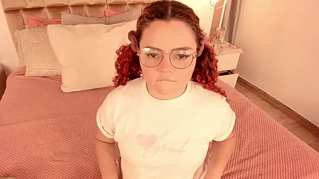 Twwiiggy online show from February 15, 8:01 pm