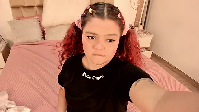 Twwiiggy online show from February 18, 8:03 pm