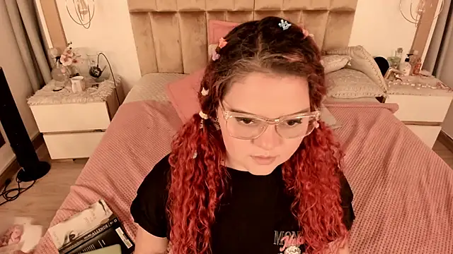 Twwiiggy online show from February 20, 2:29 am