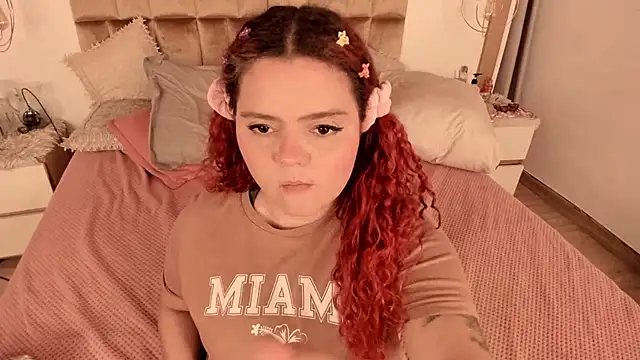 Twwiiggy online show from February 21, 3:01 am