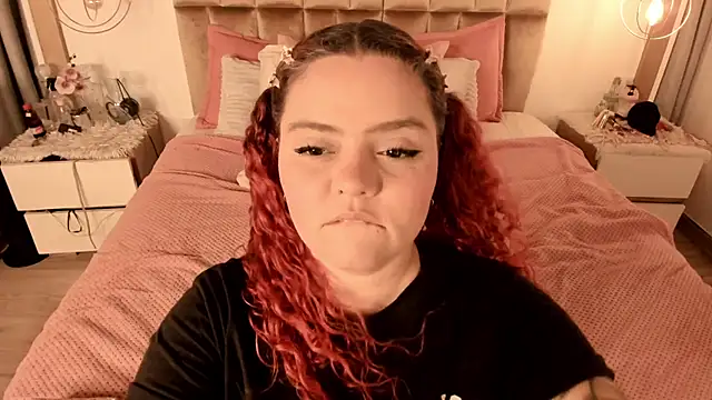 Twwiiggy online show from February 26, 8:22 pm