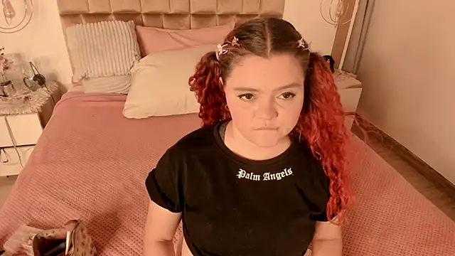 Twwiiggy online show from February 27, 8:20 pm