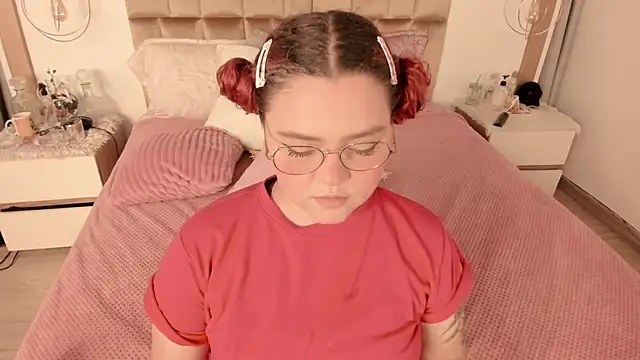 Twwiiggy online show from March 14, 8:06 pm