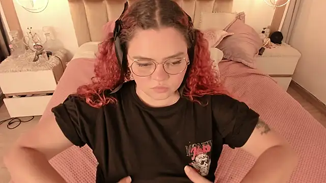 Twwiiggy online show from March 17, 11:11 pm