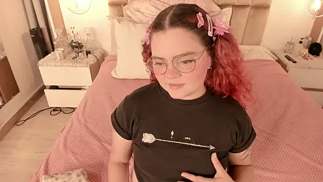 Twwiiggy online show from March 18, 8:04 pm