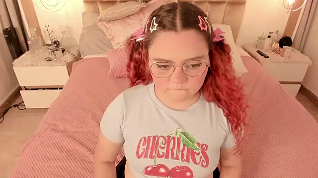 Twwiiggy online show from March 19, 8:00 pm