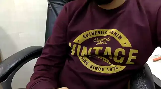 Snapshot of itstherahul chatting on January 1, 10:32 am itstherahul online show from January 1, 10:32 am