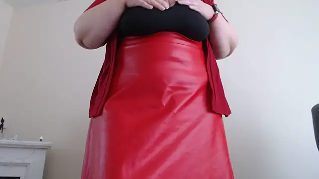 Snapshot of MilfGina chatting on February 5, 12:49 pm MilfGina online show from February 5, 12:49 pm