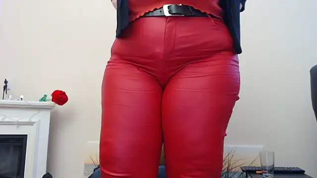 Snapshot of MilfGina chatting on February 12, 8:18 pm MilfGina online show from February 12, 8:18 pm