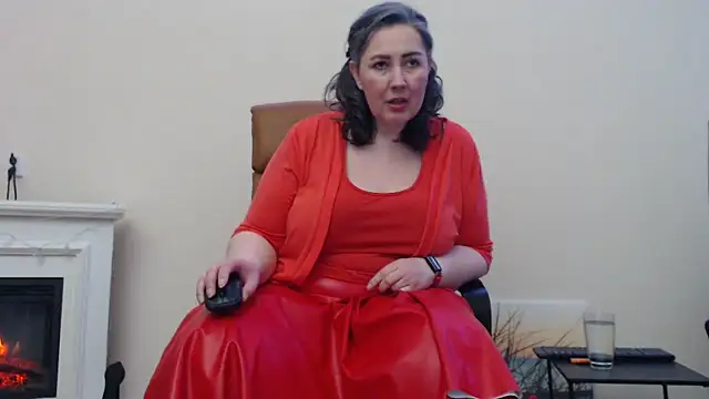 Snapshot of MilfGina chatting on February 21, 8:38 pm MilfGina online show from February 21, 8:38 pm