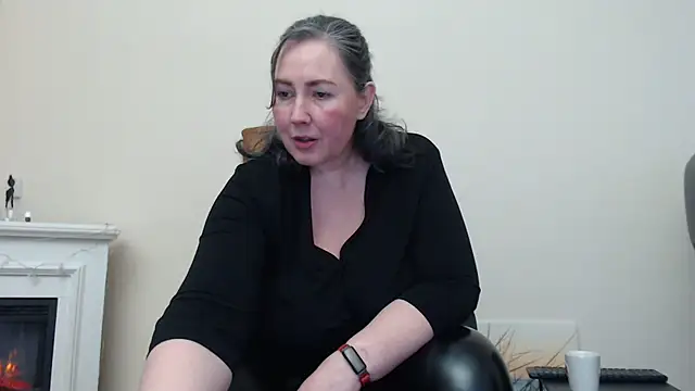 Snapshot of MilfGina chatting on March 14, 8:28 pm MilfGina online show from March 14, 8:28 pm