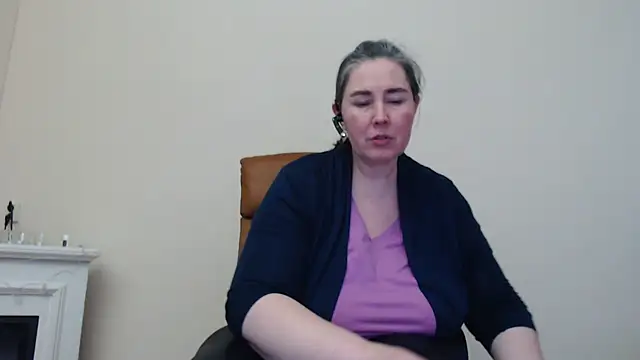 Snapshot of MilfGina chatting on March 18, 8:37 pm MilfGina online show from March 18, 8:37 pm