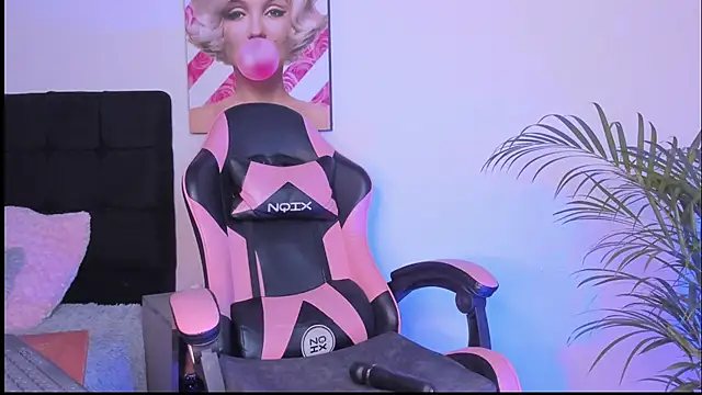 Kenia tompson01 online show from October 13, 7:25 pm