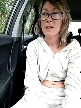 Snapshot of Timide_girl2 chatting on February 9, 3:01 pm Timide girl2 online show from February 9, 3:01 pm