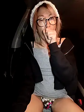 Snapshot of Timide_girl2 chatting on December 17, 5:13 am Timide girl2 online show from December 17, 5:13 am