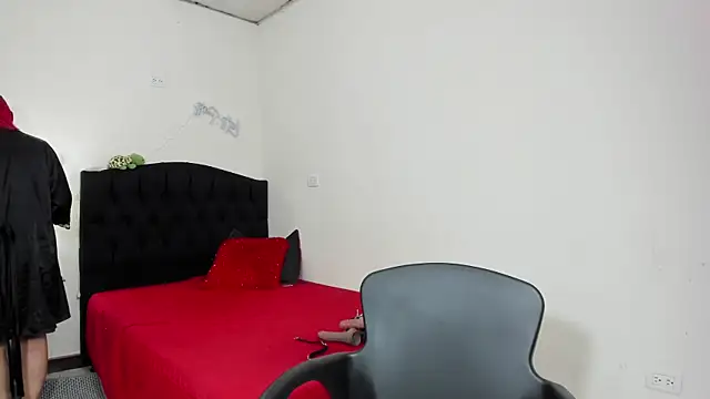 RedQueenMilf online show from March 14, 10:05 pm