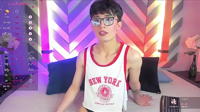 Snapshot of cherryy_boy chatting on February 14, 10:36 pm cherryy boy online show from February 14, 10:36 pm