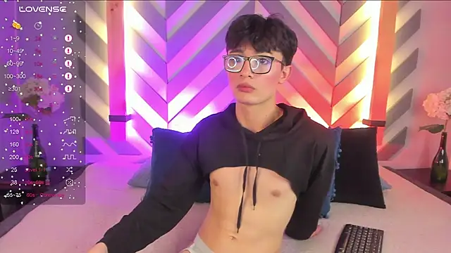 Snapshot of cherryy_boy chatting on February 15, 10:10 pm cherryy boy online show from February 15, 10:10 pm