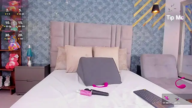 NiiaMoore online show from September 22, 8:11 pm