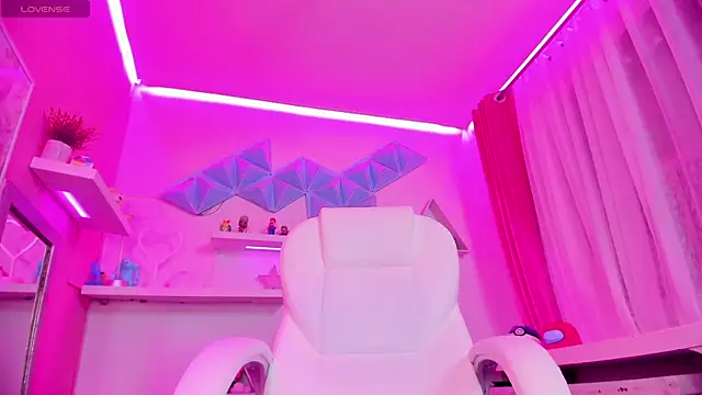 Hanna  Becker  online show from December 12, 1:28 pm