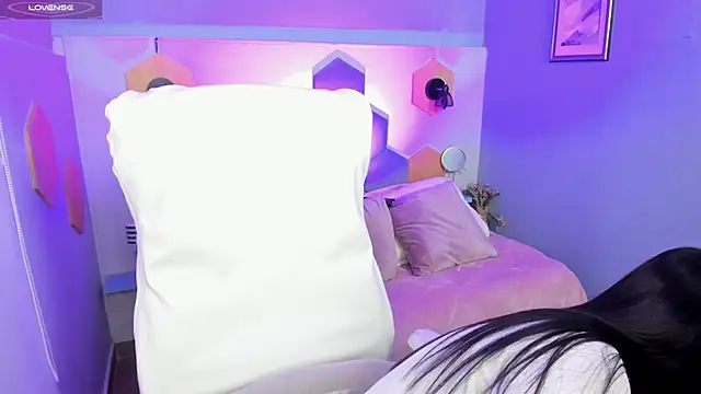 Hanna  Becker  online show from January 9, 8:34 am