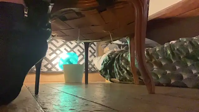 Snapshot of alexheels_boots chatting on November 29, 4:04 am alexheels boots online show from November 29, 4:04 am