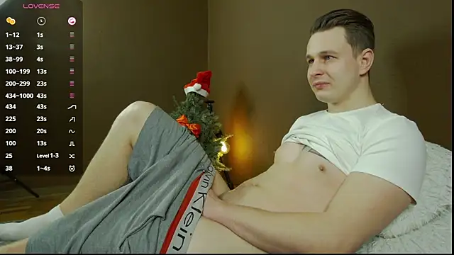 Snapshot of charlie_smiley chatting on January 13, 2:28 am charlie smiley online show from January 13, 2:28 am