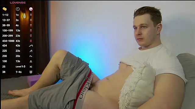 Snapshot of charlie_smiley chatting on February 20, 4:50 am charlie smiley online show from February 20, 4:50 am