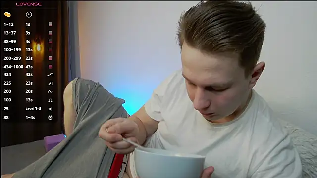 Snapshot of charlie_smiley chatting on February 22, 3:12 am charlie smiley online show from February 22, 3:12 am