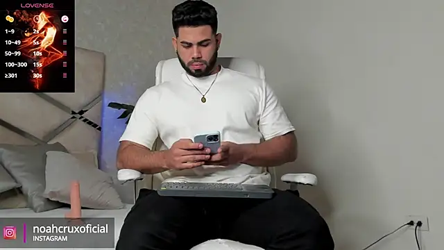 Snapshot of noah_crux chatting on January 4, 2:56 pm noah crux online show from January 4, 2:56 pm