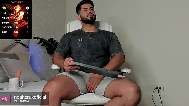 Snapshot of noah_crux chatting on January 7, 12:31 pm noah crux online show from January 7, 12:31 pm