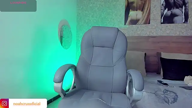 Snapshot of noah_crux chatting on October 14, 8:20 pm noah crux online show from October 14, 8:20 pm