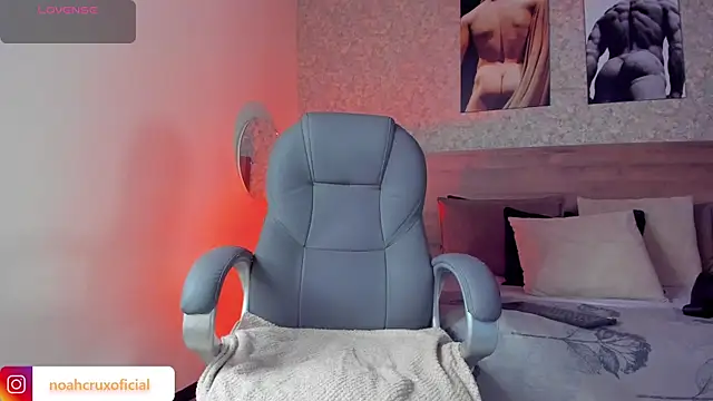 Snapshot of noah_crux chatting on October 18, 11:55 am noah crux online show from October 18, 11:55 am