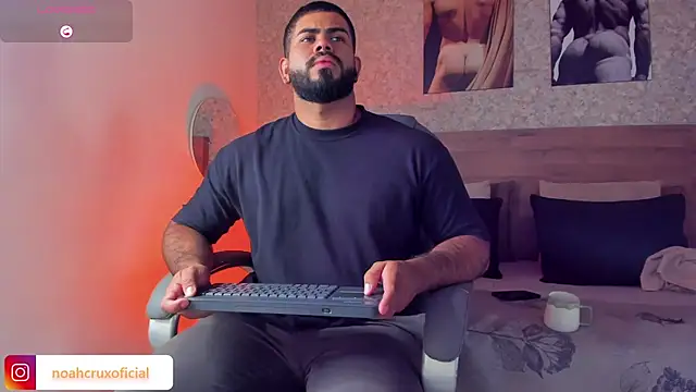 Snapshot of noah_crux chatting on October 23, 8:29 pm noah crux online show from October 23, 8:29 pm