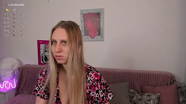 Snapshot of miissblonde chatting on February 2, 3:21 am miissblonde online show from February 2, 3:21 am