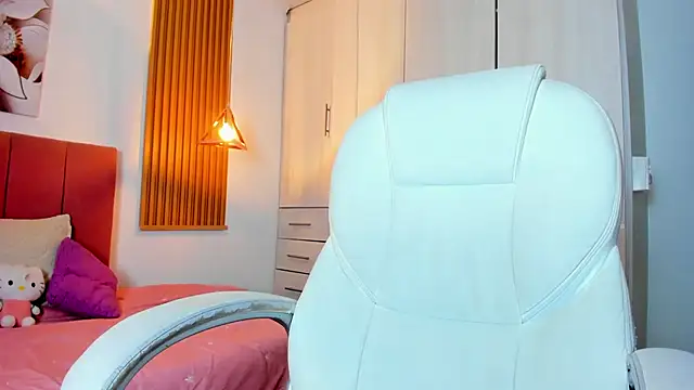 mia nevaeh online show from January 4, 12:16 am