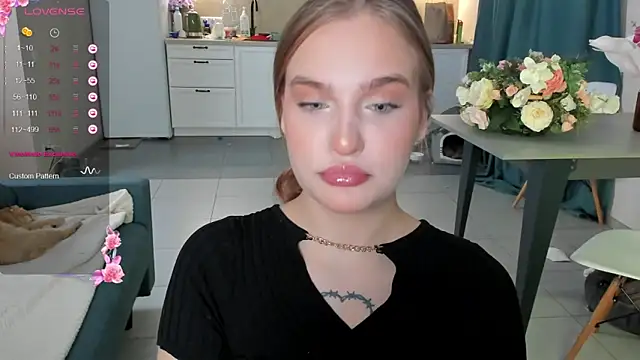 Snapshot of CarolineLovers chatting on December 3, 11:24 pm CarolineLovers online show from December 3, 11:24 pm